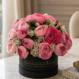 Caja de ranúnculos rosas