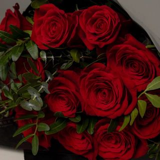 Ramo de 12 rosas rojas con verdes variados