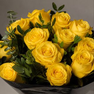 Ramo de 12 rosas amarillas con verdes variados