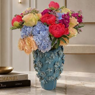 Bridgerton bouquet con jarrón