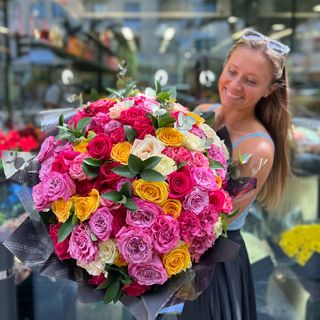 Ramo de 150 rosas en tonalidades coloridas