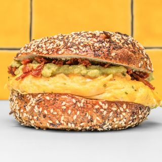 Brunch! Avocado, Huevo Revuelto & Tomate Seco