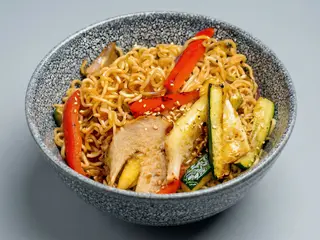 Noodles + Verduras + Pollo + Yakisoba
