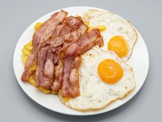 Dos Huevos Con Patatas Y Bacon