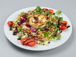 Ensalada De Queso De Cabra Con Frutos Secos Y Vinagreta
