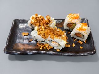 Uramaki Gamba Con Cebolla Frita (8 Uds.)