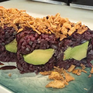 Uramaki negro aguacate y cebolla frita (8uds)
