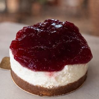 Pastel Cheesecake Con Frutos Rojos (Porción individual)