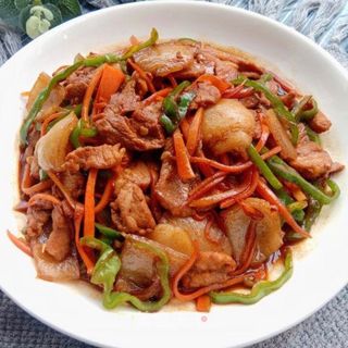 Cerdo con verduras variadas