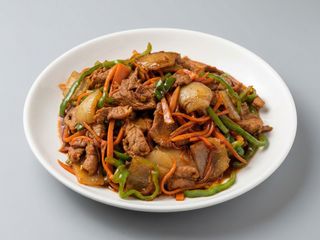 Cerdo con verduras variadas