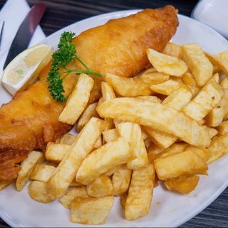 Filete de pescado frito con patata frita