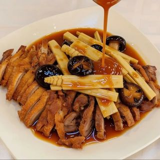 Pato con bambú y setas chinas