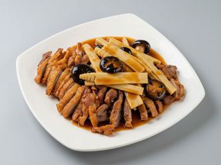 Pato con bambú y setas chinas