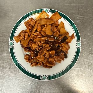 Pollo con bambú y setas chinas