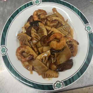 Gambas con bambú y setas chinas