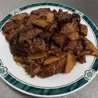 ternera con bambú y setas chinas