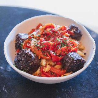 Huevos rotos con morcilla