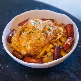 Huevos rotos con txistorra