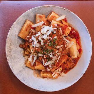Rigatoni con salsa boloñesa