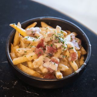 Patatas fritas con salsa carbonara