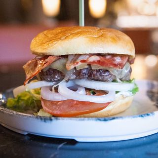 Burger clásica con bacon