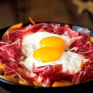 Ración De Huevos Rotos Con Jamón