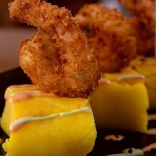 Causa  con langostinos al Panko