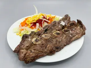 Tira De Asado Con Guarnición