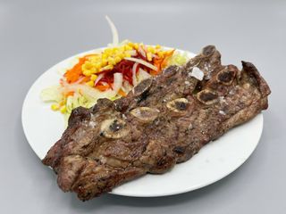 Tira De Asado Con Guarnición