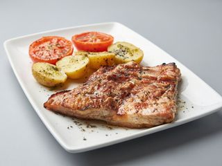 Pollo a la plancha con patatas fritas