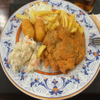 Cachopo De Ternera, Huevo, Croquetas, Patatas Y Ensaladilla Rusa