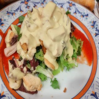 Ensalada De Pollo Con Salsa De Queso