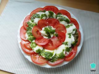 Ensalada de tomate del país y mozzarella