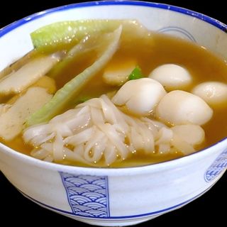 手打鱼蛋汤粉面 Sopa de Pasta con Bolas de Pescado