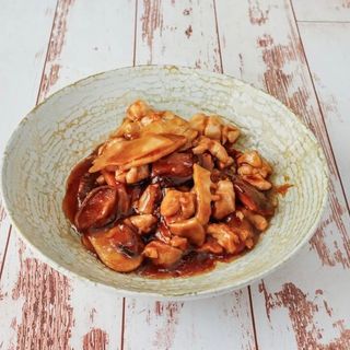 Pollo con bambú y setas chinas