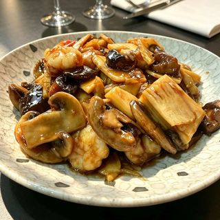 Langostinos con bambú y setas
