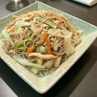 Fideos de arroz fritos con tres delicias