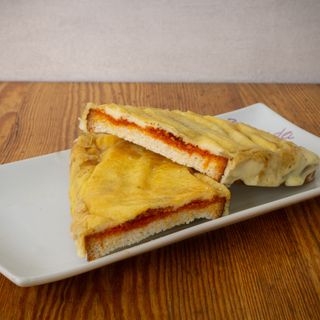 Tostada De Sobrasada Mallorquina, Queso Edam y Huevo plancha