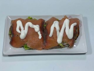 Tostada De Salmón Ahumado Y Queso Azul 