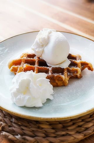 Waffles Con Chocolate Y Nata