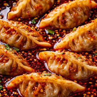 Gyozas de gambas en aceite rojo