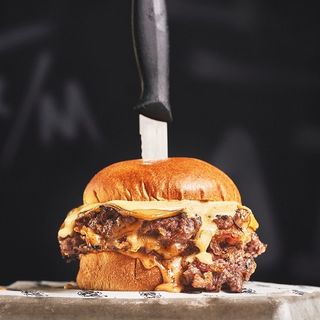 LA MACHO ALFA + PATATAS + BEBIDA