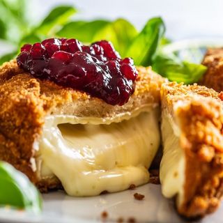 Queso brie empanado y confitura de tomate