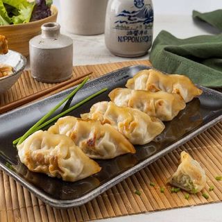 Gyozas de pollo fritas con salsa teriyaki