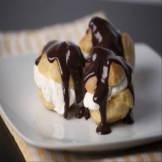 Profiteroles De Nata Con Chocolate fundido