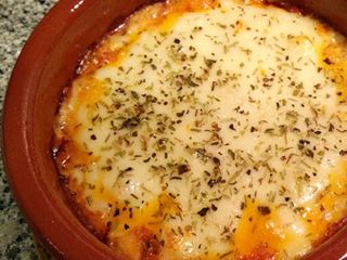 Tapita provolone fundido  con Tomate Y Orégano