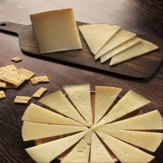 Tapita De Queso De Oveja Curado