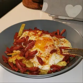 Huevos Estrellados con chorizo (Especialidad)
