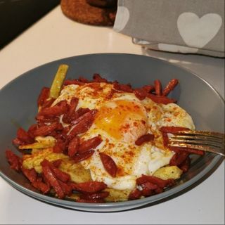Huevos Estrellados con chorizo (Especialidad)