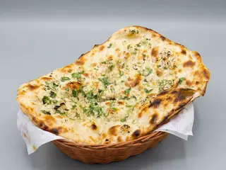 97. Garlic Naan  (Contiene Gluten)